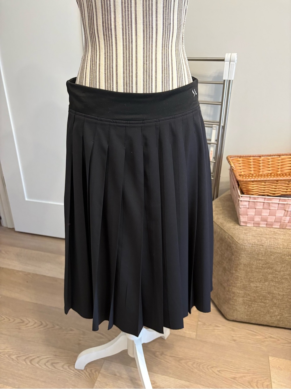 Black Pleated Women's Skirt by The Slim Skirt sz M athletic lightweight knee